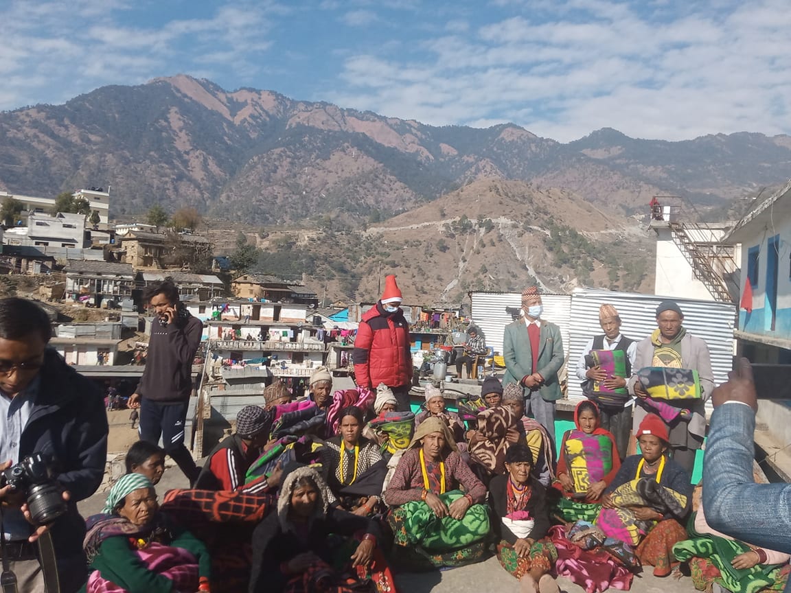 जाडो समयमा न्यानो कपडा बितरण