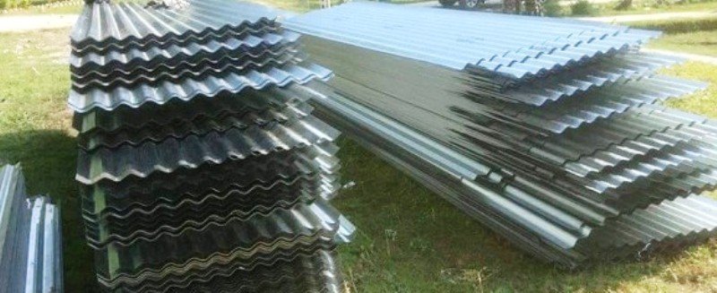 कैलालीको टीकापुर नगरपालिकाले खरको छाना भएका २९६ घरमा जस्तापाता लगाइदिने