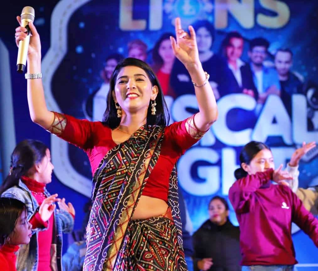 जन्मदिनको अवसरमा चर्चित लोक दोहोरी गायीका भण्डारीद्वारा मानवसेवा आश्रमलाई आर्थिक सहयोग