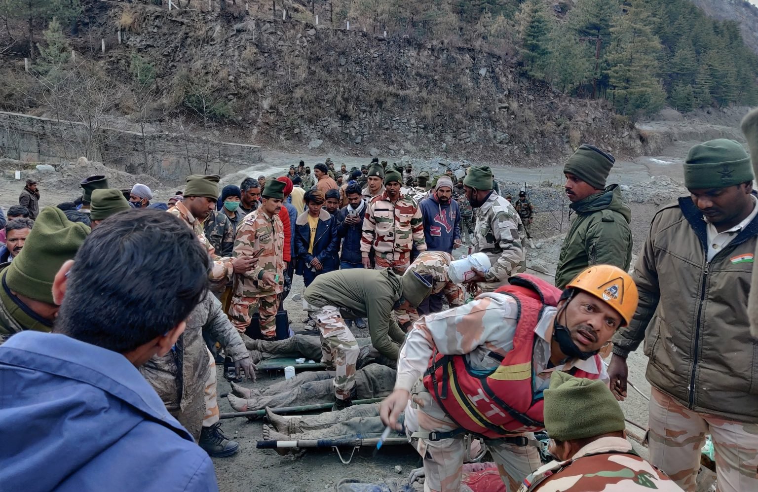 उत्तराखण्डस्थित हिमनदीको बाढीमा परी सयौं हराइरहेको आशंका, ८ जनाको मृत्यु भएको पुष्टी