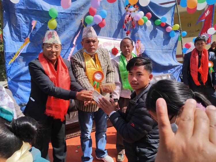 प्राविधिक शिक्षा पढ्ने सात जना विद्यार्थीलाई जनही रु. ५० हजार सहयोग प्रदान