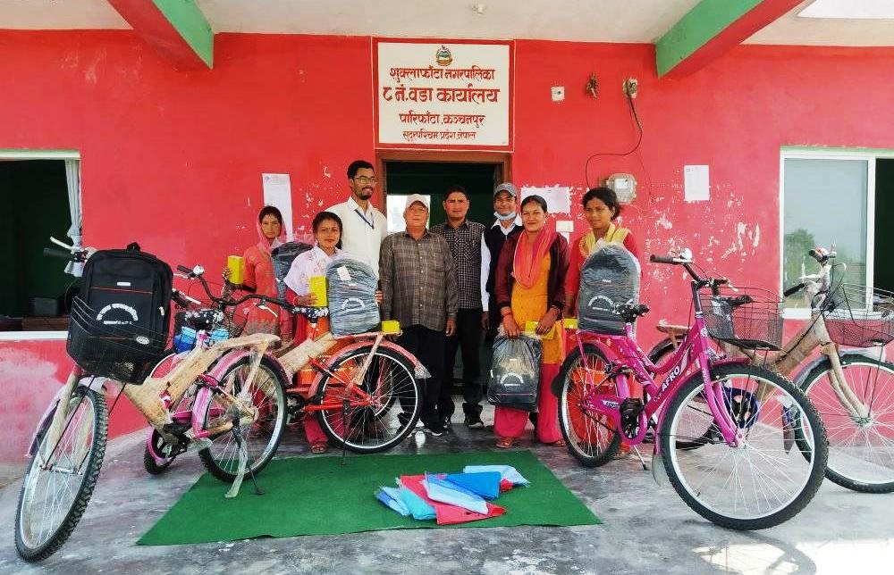 शुक्लाफाँटा नपा–८ द्वारा स्वास्थ्य स्वयमसेवीकाहरुलाई मोबाइल, साईकल लगायतका सामग्री हस्तान्तरण