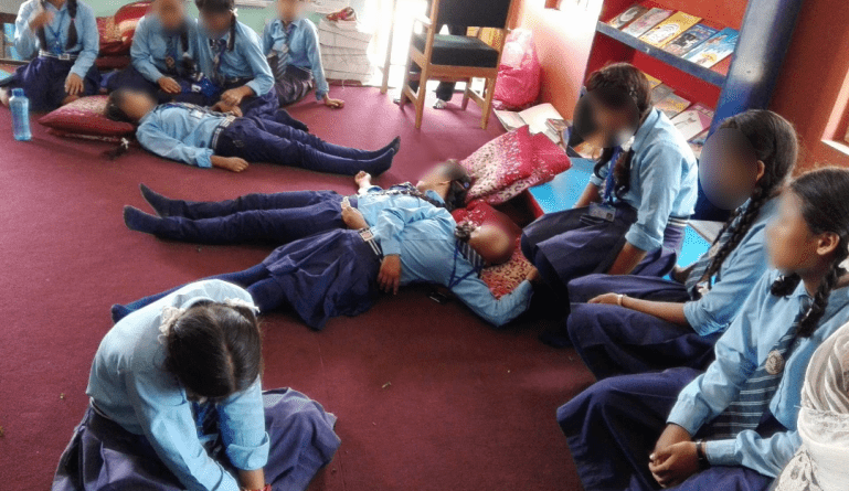 एकसाथ धेरैजना बेहोस हुने ‘मास हिस्टेरिया’ के हो, किन र कसरी हुन्छ साथै यसो हुँदा के गर्ने ?