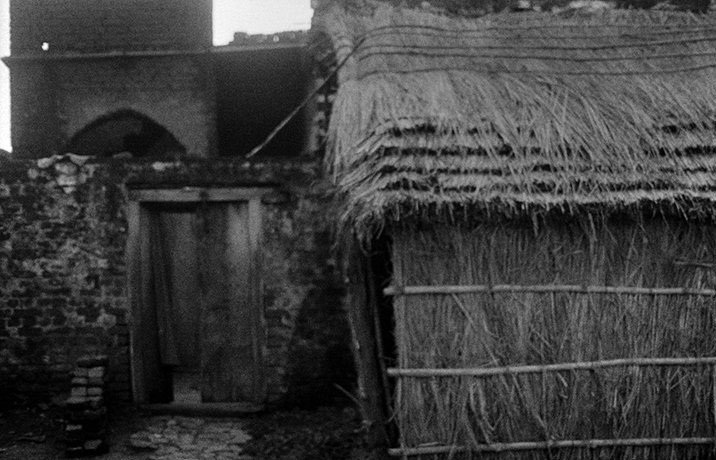 साहुसँग लिएको ऋण तिर्न नसकेर साहुलाई घरबारी बुझाई देशै छोड्न बाध्य