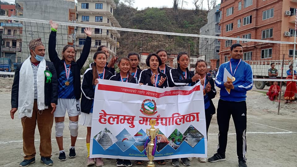 सिन्धुपाल्चोक जिल्लास्तरीय महिला भलिबलको उपाधी हेलम्बु गाउँपालिकालाई