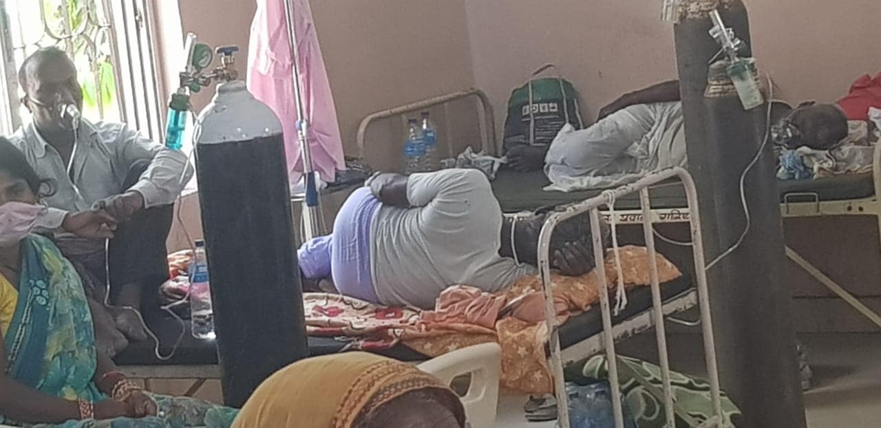 दिल्लीजस्तै दृश्य वीरगञ्जमा : एउटै बेडमा तीन जना संक्रमितको उपचार