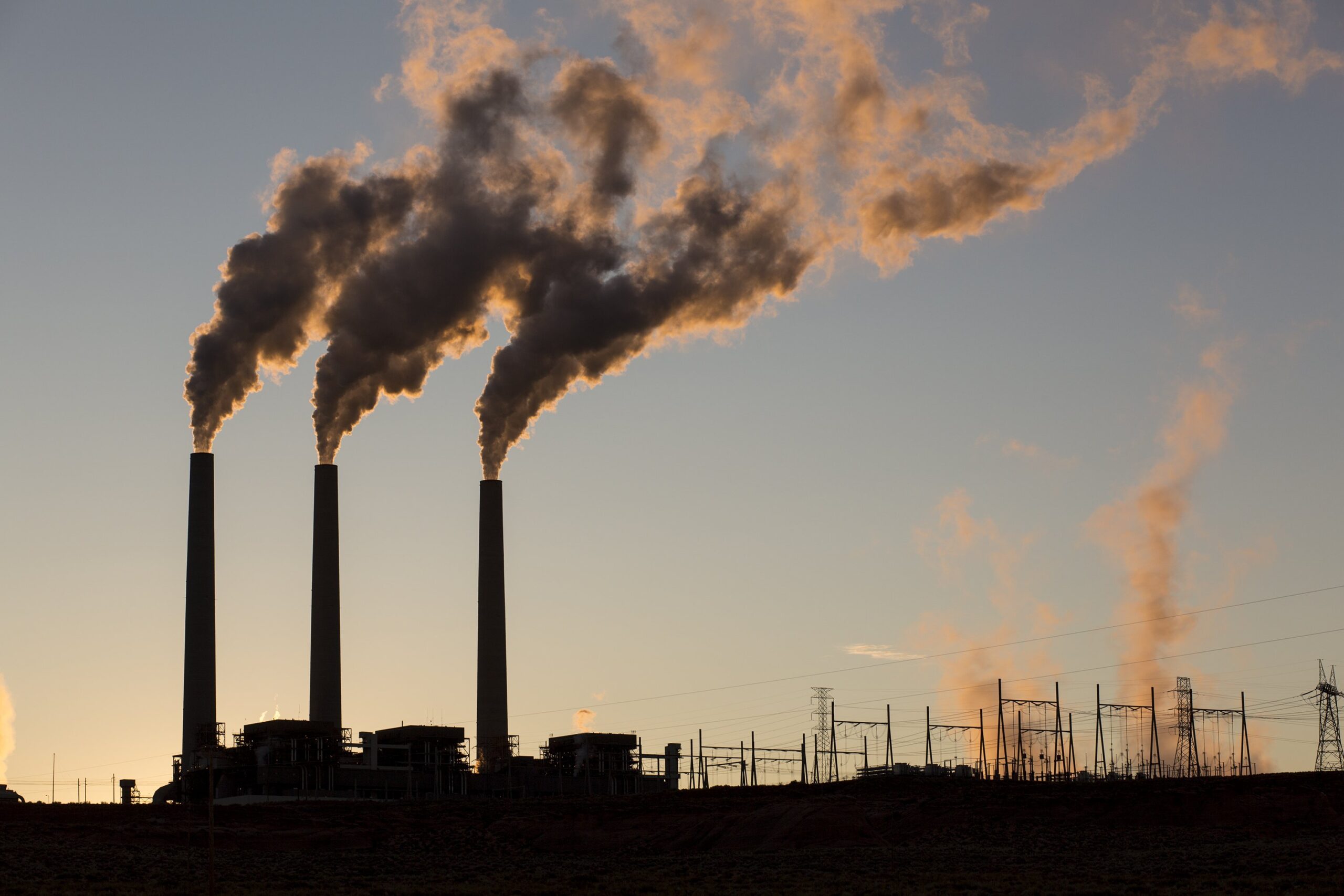 गाउँको बीचमा कोइला कारखाना, स्थानीयलाई स्वास्थ्य समस्या