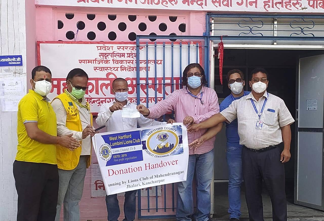 लाइन्स क्लब महेन्द्रनगर, झलारीद्वारा महाकाली अस्पताललाई रु. १ लाख २० हजारको चेक हस्तान्तरण
