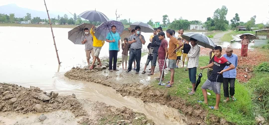 बेदकोटमा बाढीले क्षति पुर्‍याएको स्थानको स्थलगत अनुगमन गर्दै मेयर चन्द