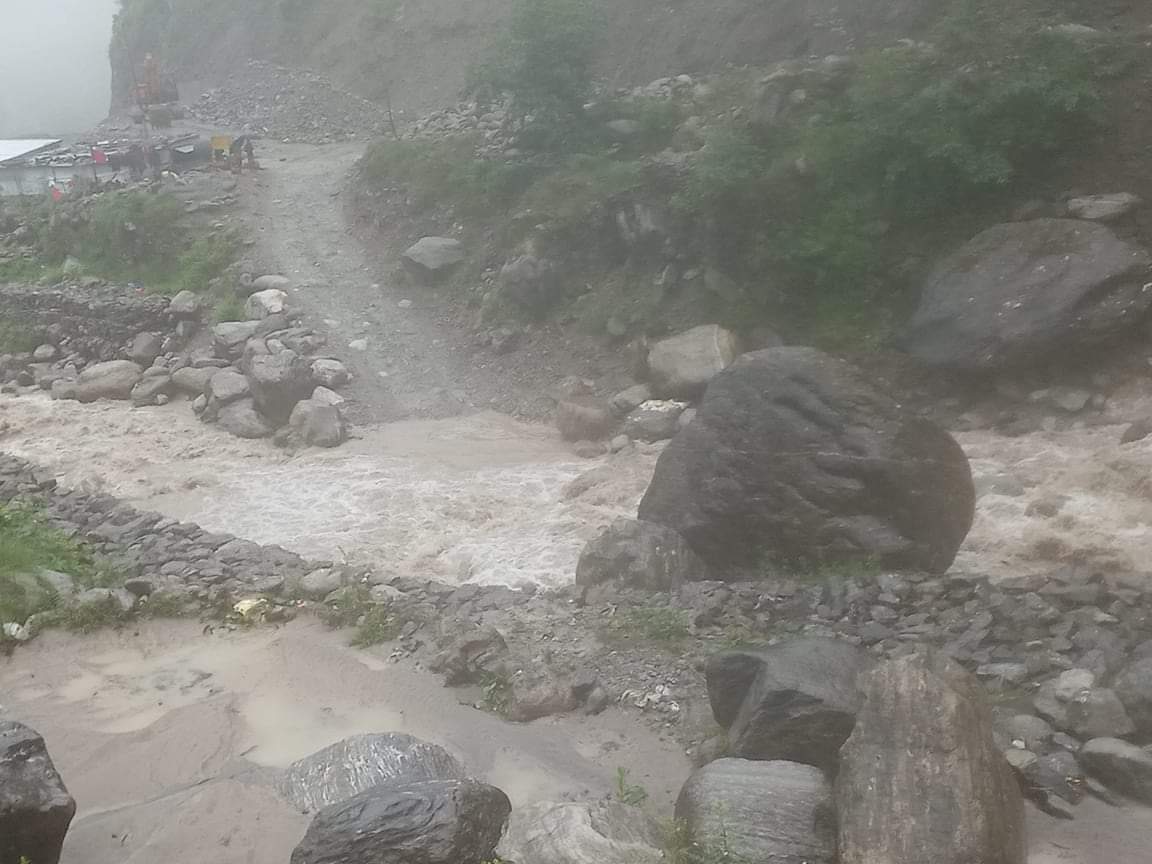 बाजुरामा खोलाले बगाउदा एक महिला बेपत्ता