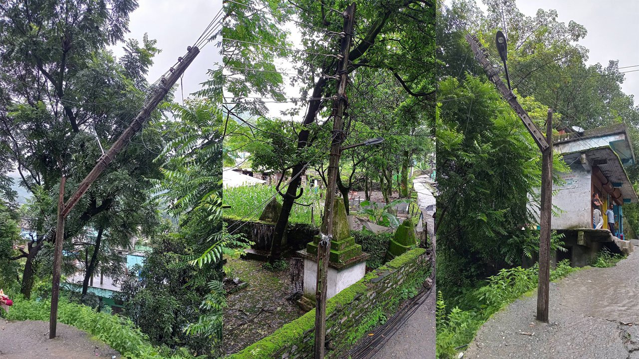 दार्चुलाको महाकाली नगरपालिका केन्द्र खलंगामै विद्युतका काठे पोलहरु जीर्ण, सरोकारवाला मौन