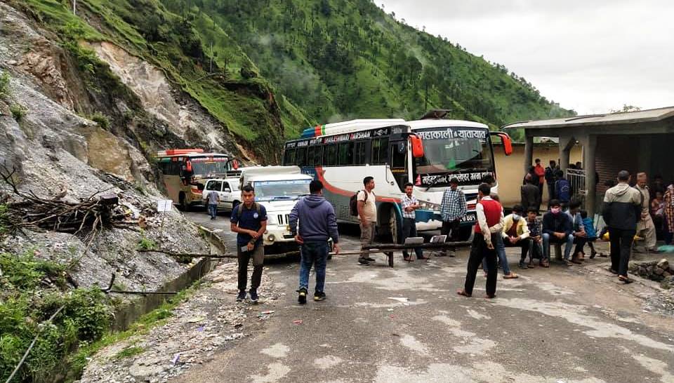 विद्युतको माग गर्दै स्थानीयले गरे महाकाली लोकमार्ग अबरुद्ध, सयौँ यात्रु अलपत्र