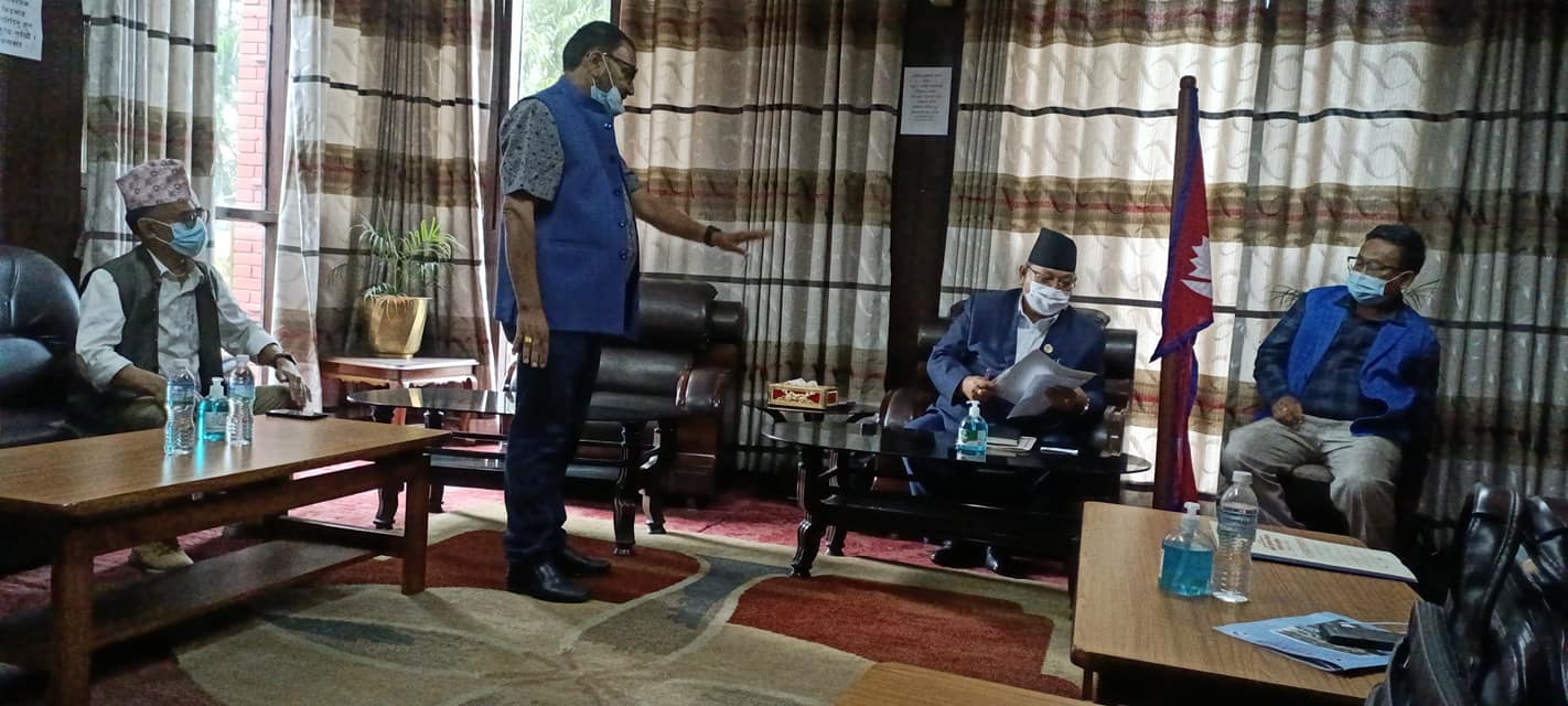 गोकुलेश्वर अस्पतालमा डाक्टर पदपूर्ति तथा एम्बुलेन्सको माग गर्दै शैल्यशिखरका मेयर स्वास्थ्य मन्त्रालयमा