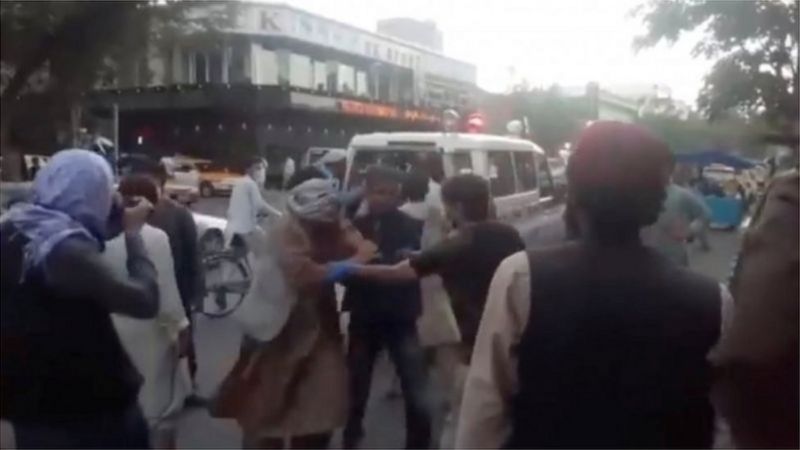 काबुल बिस्फोटमा कम्तीमा १३ अमेरिकी सैनिकको मृत्यु, अमेरिकी राष्ट्रपति आक्रोशित, माफ नगर्ने चेतावनी