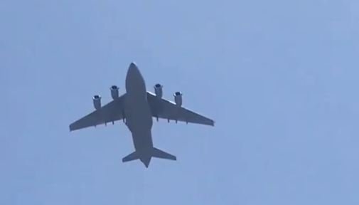 काबुलमा जब उडिरहेको विमानबाट मानिस खसे (भिडियो सहित)