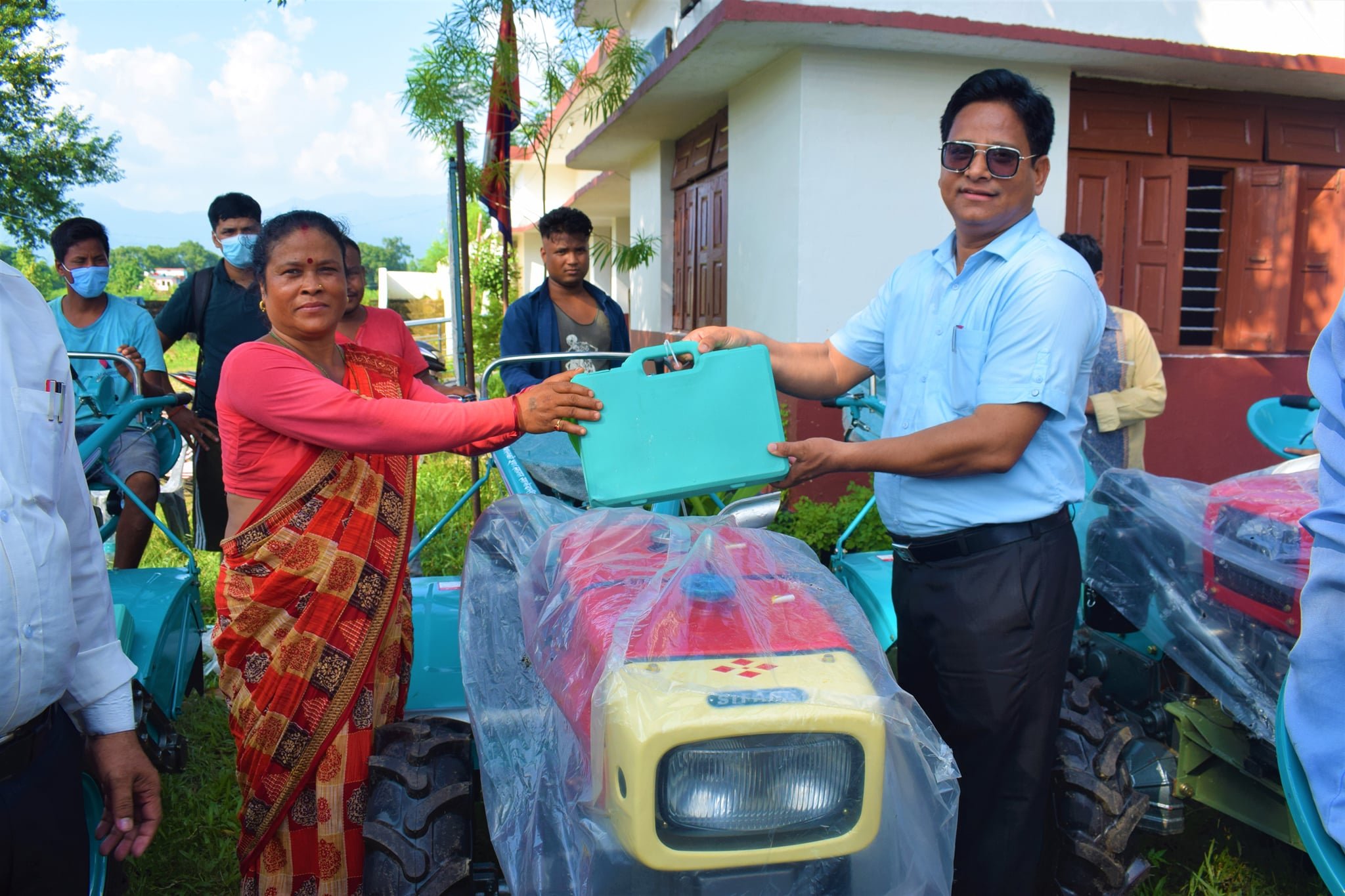 कञ्चनपुरको बेदकोटमा १० वडाका २२ जना कृषकलाई पावर टिलर वितरण