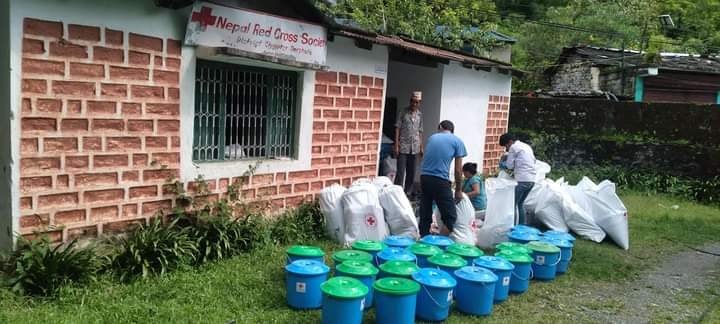 बाढी प्रभावित क्षेत्र दुहुँमा नेपाल रेडक्रस सोसाइटी दार्चुलाले दियो राहत