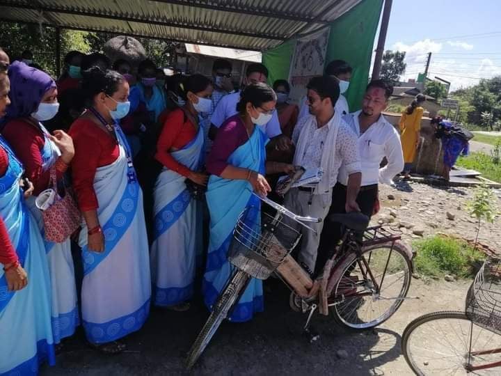 स्वास्थ्य स्वयंसेविकालाई साईकल वितरण