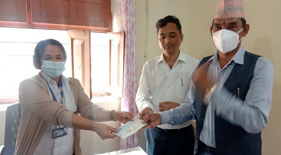 दार्चुलाको दुहुँ गाउँपालिकाका बाढी पहिरो पीडितलाई कर्मचारीको आर्थिक सहयोग