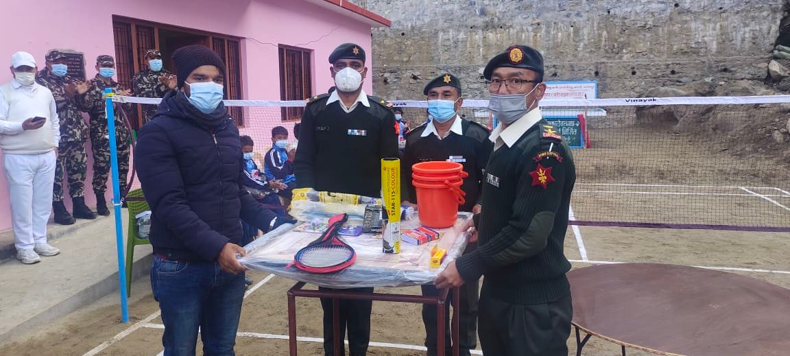 असहाय विद्यार्थीका लागि नेपाली सेनाद्वारा शैक्षिक तथा खेलकुद सामग्री हस्तान्तरण