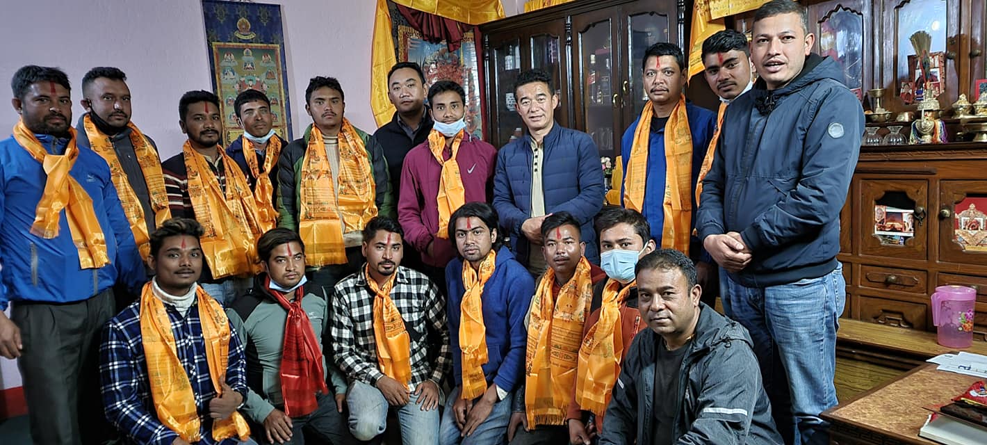 हेलम्बुमा एमाले परित्याग गरि दर्जौनौ नेता कार्यकर्ता काँग्रेसमा प्रवेश