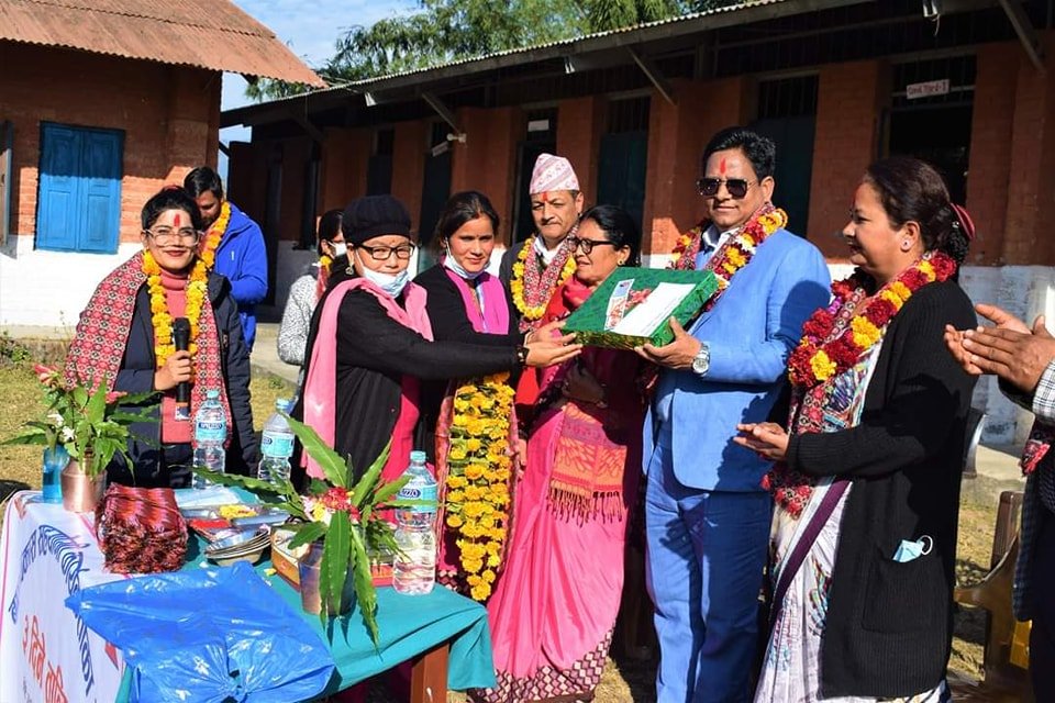 बेदकोटका बालविकास शिक्षकले तोके अनुरुपको तलब पाएको खुसीमा मेयरलाई दिए मायाको चिनो