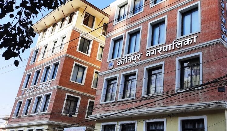 नगरपालिकाको भवन भित्रै एक पुरुष मृत भेटिएपछि . . .