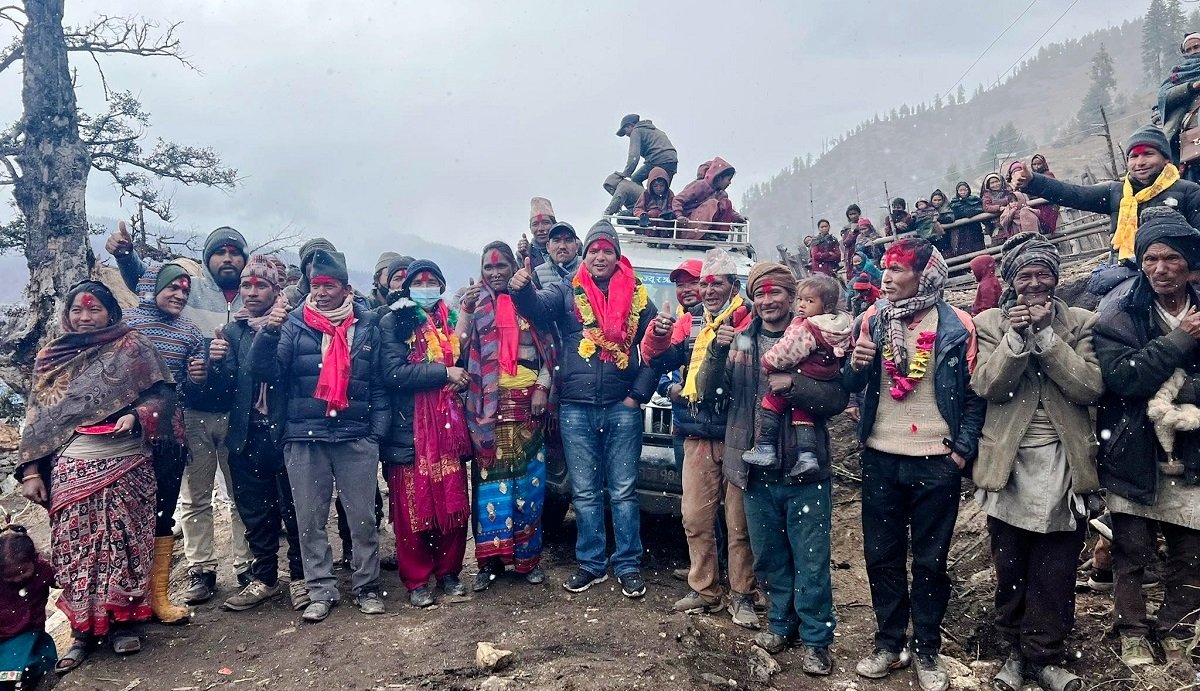 दुर्गममा गाडी पुग्दा स्थानीयको खुसीयाली