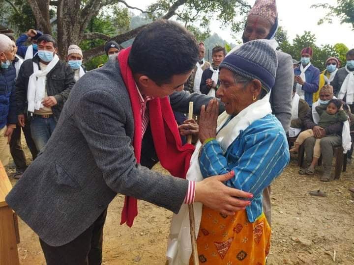 सिन्धुपाल्चोकको हेलम्बुमा एमाले परित्याग गरि नेपाली काँग्रेस प्रवेश गर्नेहरुको लर्को (फोटो फिचर)