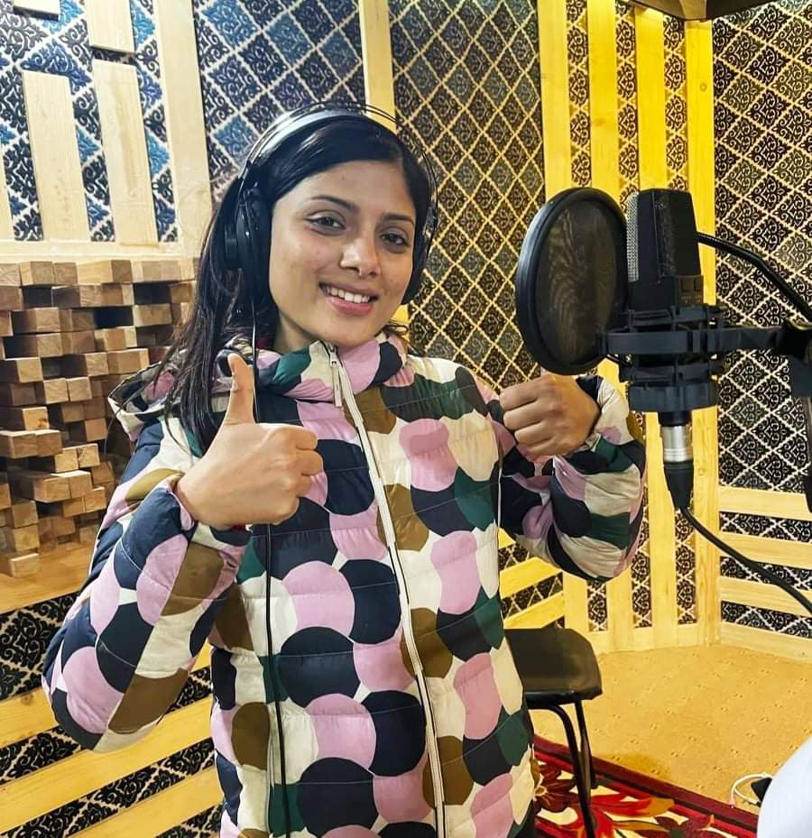 सिनेमा ‘हामी तीन भाई’ को गीत रेकर्डिङ