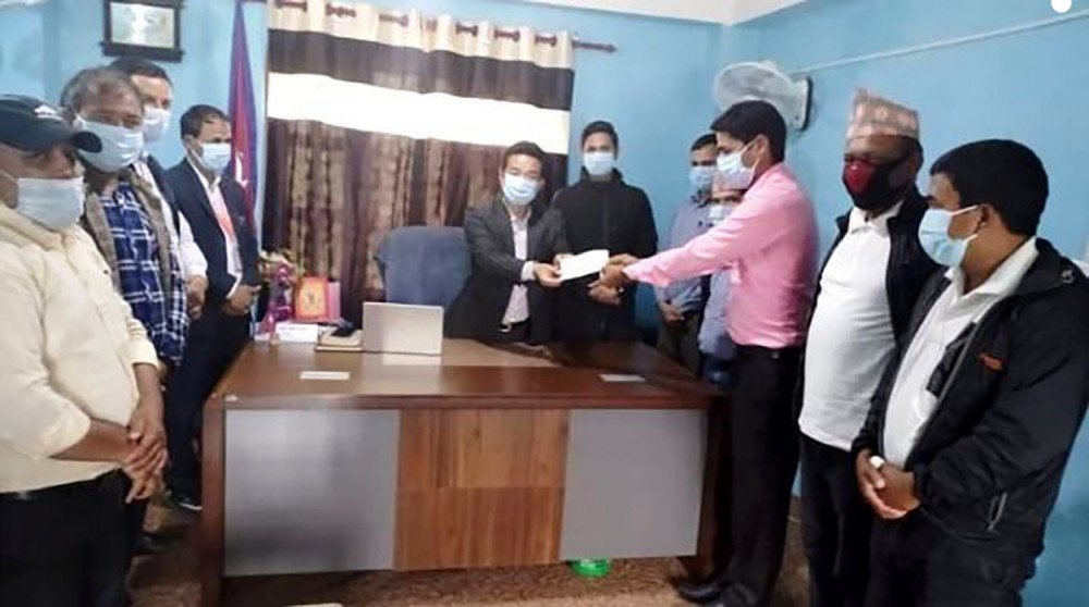 हेलम्बु गाउँपालिकाको नीति तथा कार्यक्रम अनुरुप शिक्षकले पाए उपचार खर्च