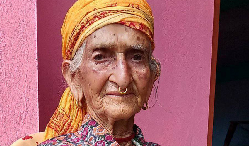 बैतडीमा ११३ वर्षीया बृद्धाले गरिन् मतदान