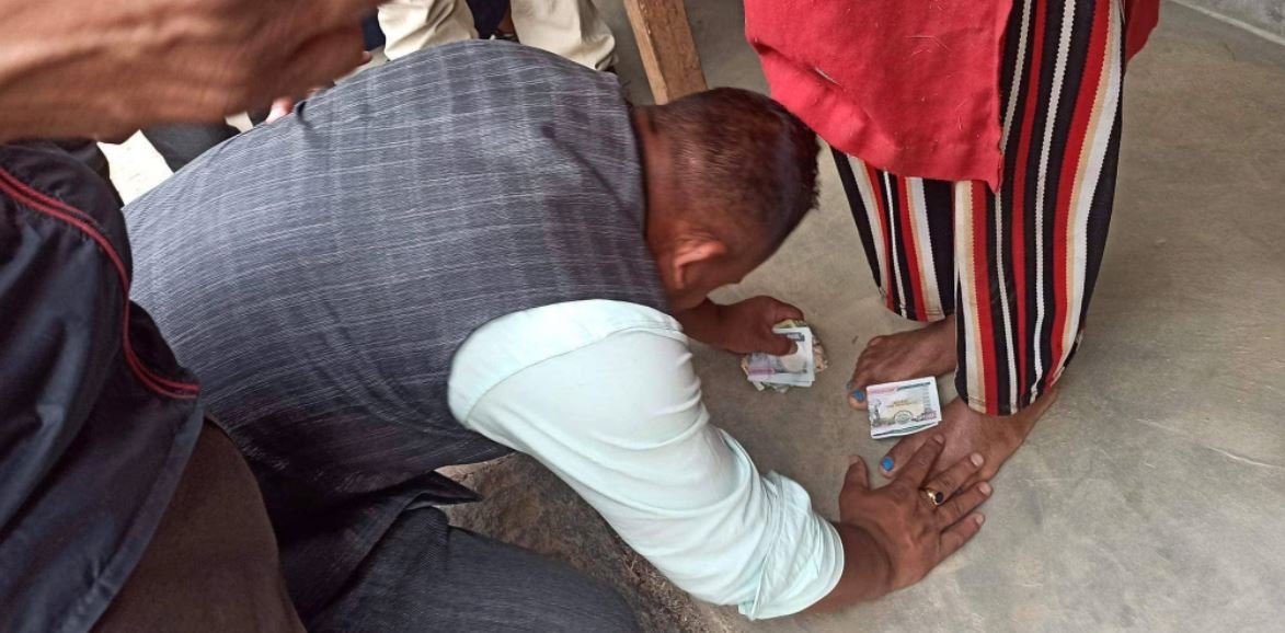 भोट माग्नकालागि पाउँमा दाम चढाउदै काँग्रेसबाट वडा अध्यक्षका उम्मेदवार