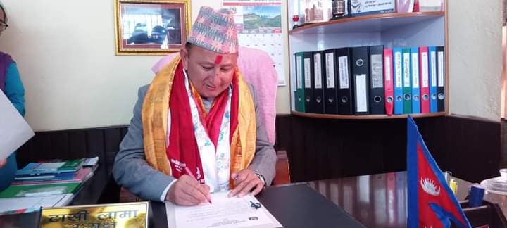 पाँचपोखरी थाङ्पाल गाउँपालिकाका अध्यक्ष लामाले गरे पदभार ग्रहण