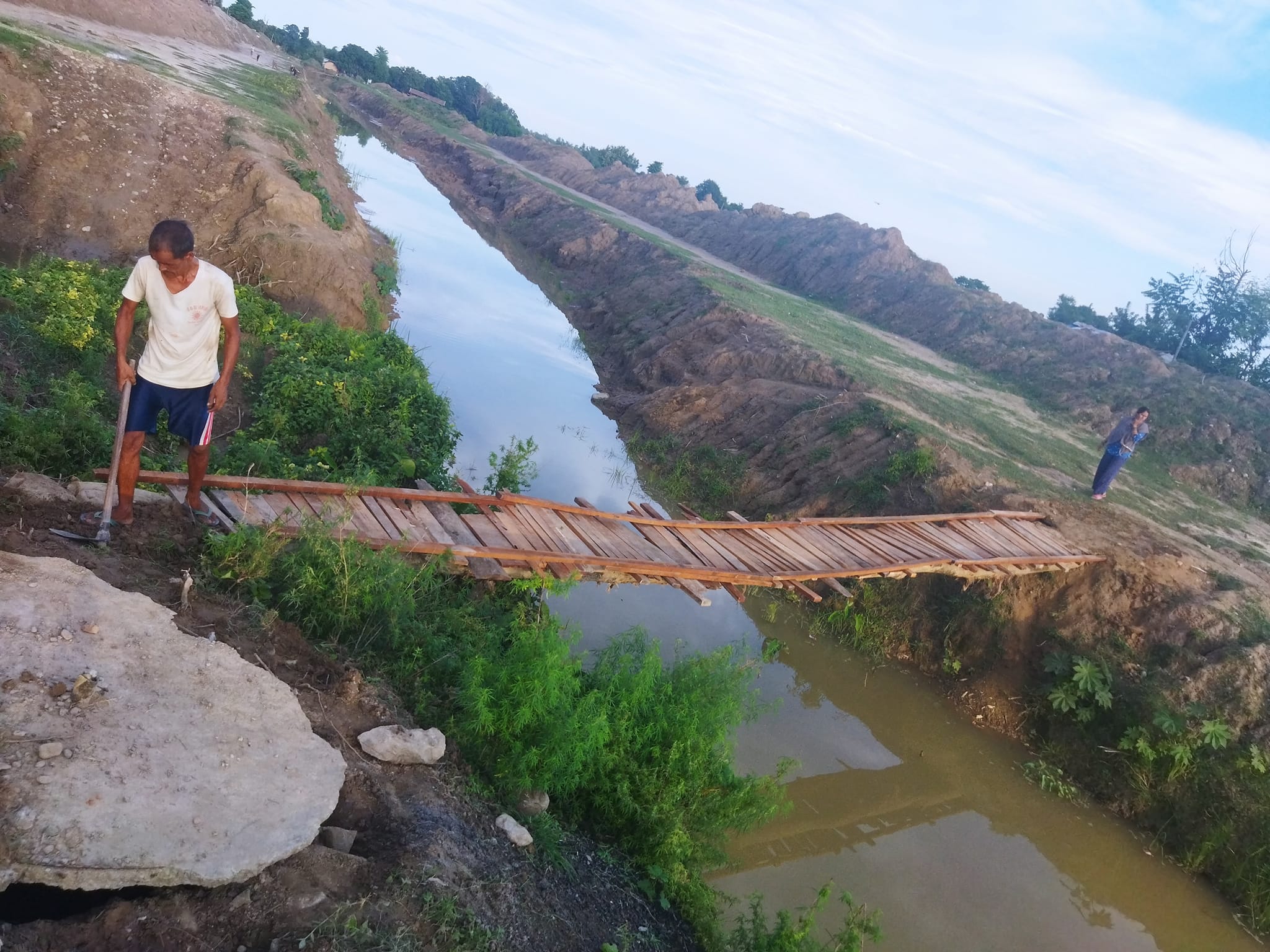 कञ्चनपुरको शुक्लाफाँटा-८ खैरार टोलमा कच्ची पुलको निर्माण, बैजनाथ वनबाट काठको व्यवस्थापन