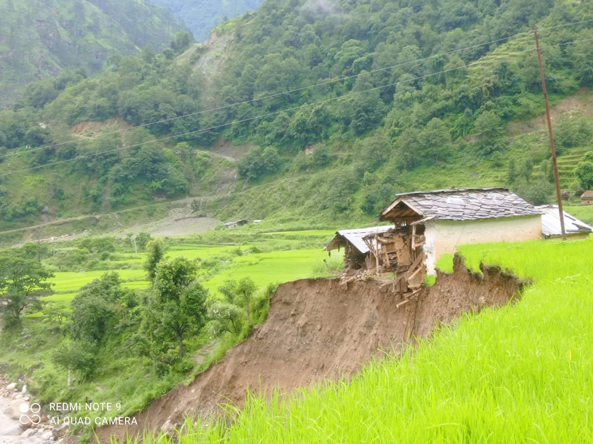 बाजुरामा बाढीले चार घर बगाउदा स्थानीयको बिचल्ली