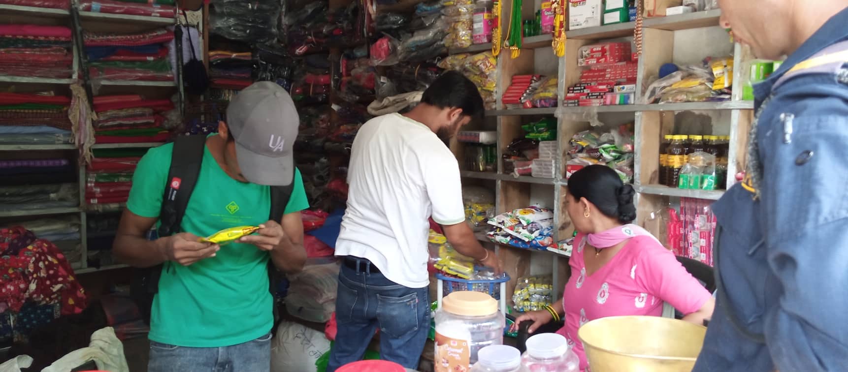 बझाङको केदारस्युँमा बजार अनुगमन, २४ हजार भन्दा बढीको म्याद नाघेका सामान बरामद