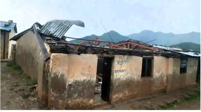 बझाङको थलारा गाउँपालिका -२ को खापरदेव आधारभूत विद्यालयको छाना हावाहुरीले उडायो