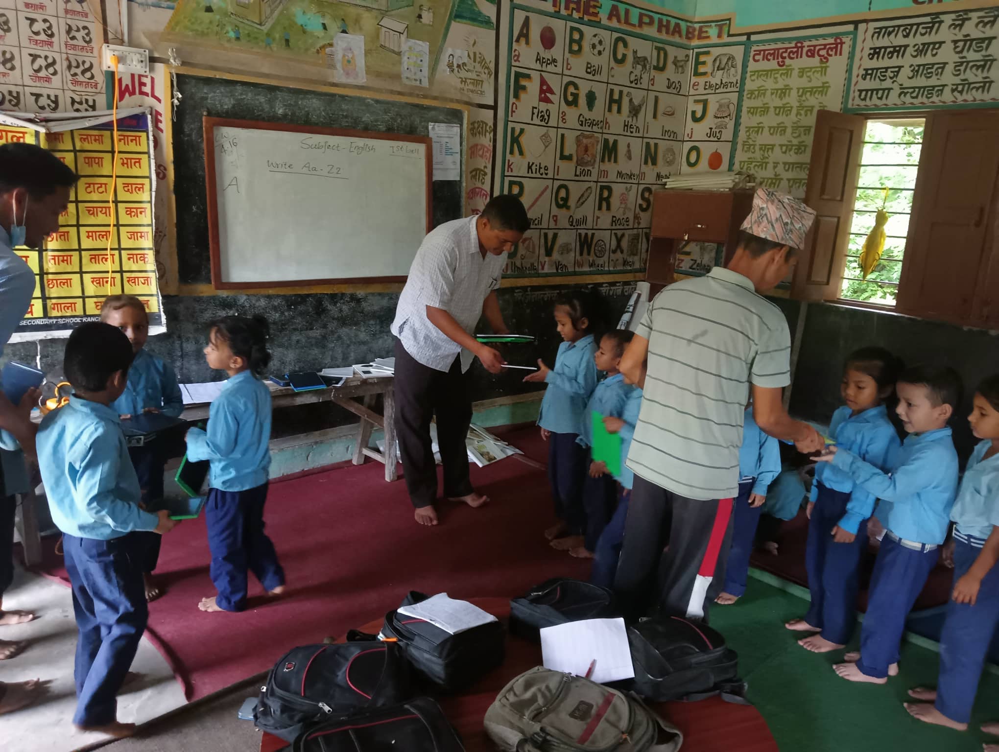 आफ्नो पारिश्रमिकबाट विद्यार्थीलाई इरेजेबल राइटीङ ट्याब वितरण