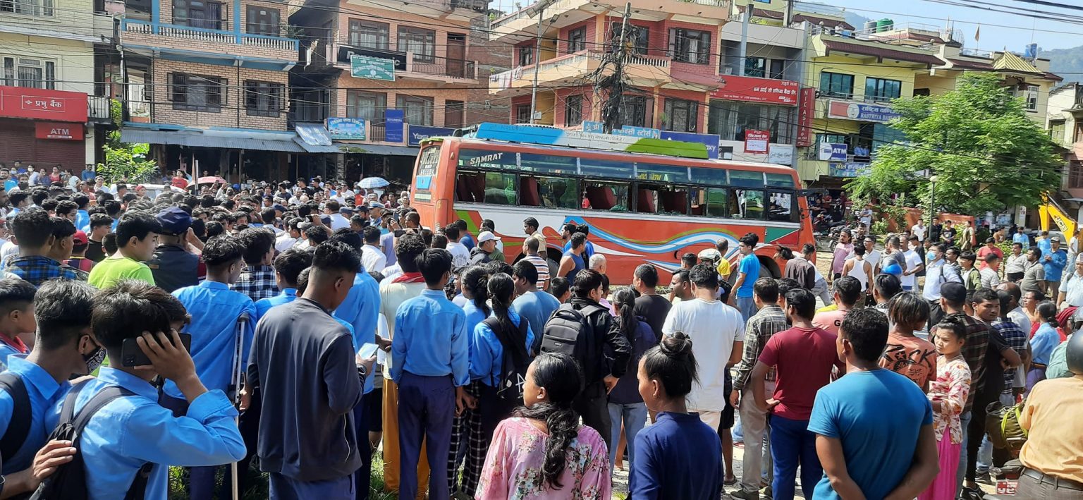 धादिङको गजुरीमा बसको ठक्करबाट विद्यार्थीको मृत्यु ,सडक अवरुद्ध हुँदा सयौँ सवारी जाममा