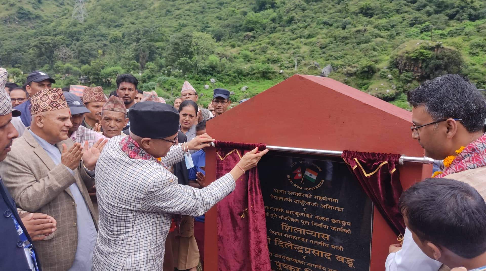 दार्चुलामा नेपाल–भारत जोड्ने पुलको शिलान्यास, २ देशको व्यापारमा नयाँ आयाम थपिने उद्योगमन्त्री बडूको भनाई