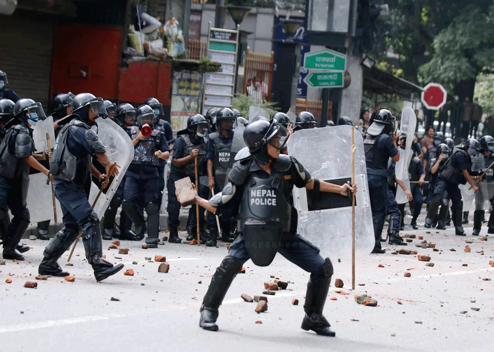 त्रिचन्द्र क्याम्पसमा नेविसंघ र प्रहरीबीच ढुंगा हानाहान