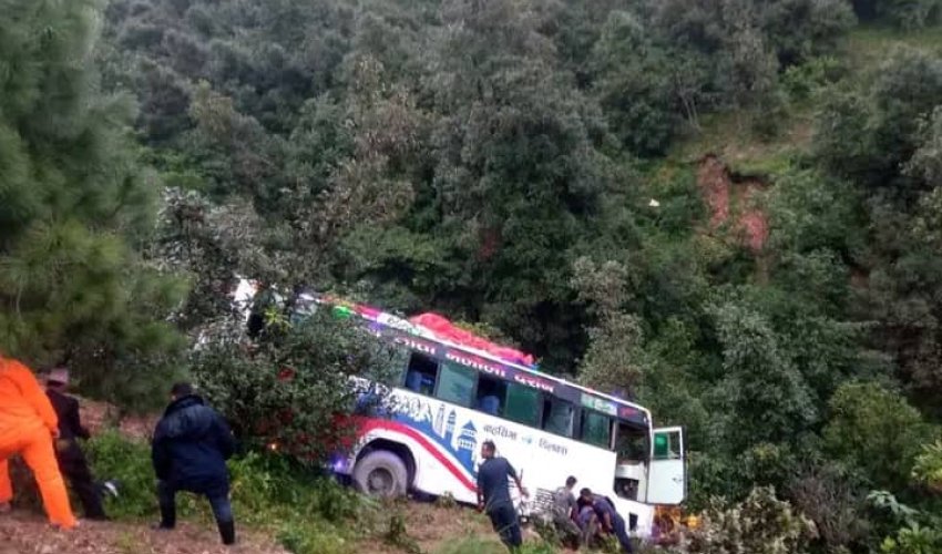 महेन्द्रनगरबाट बैतडी जाँदै गरेको बस दुर्घटना