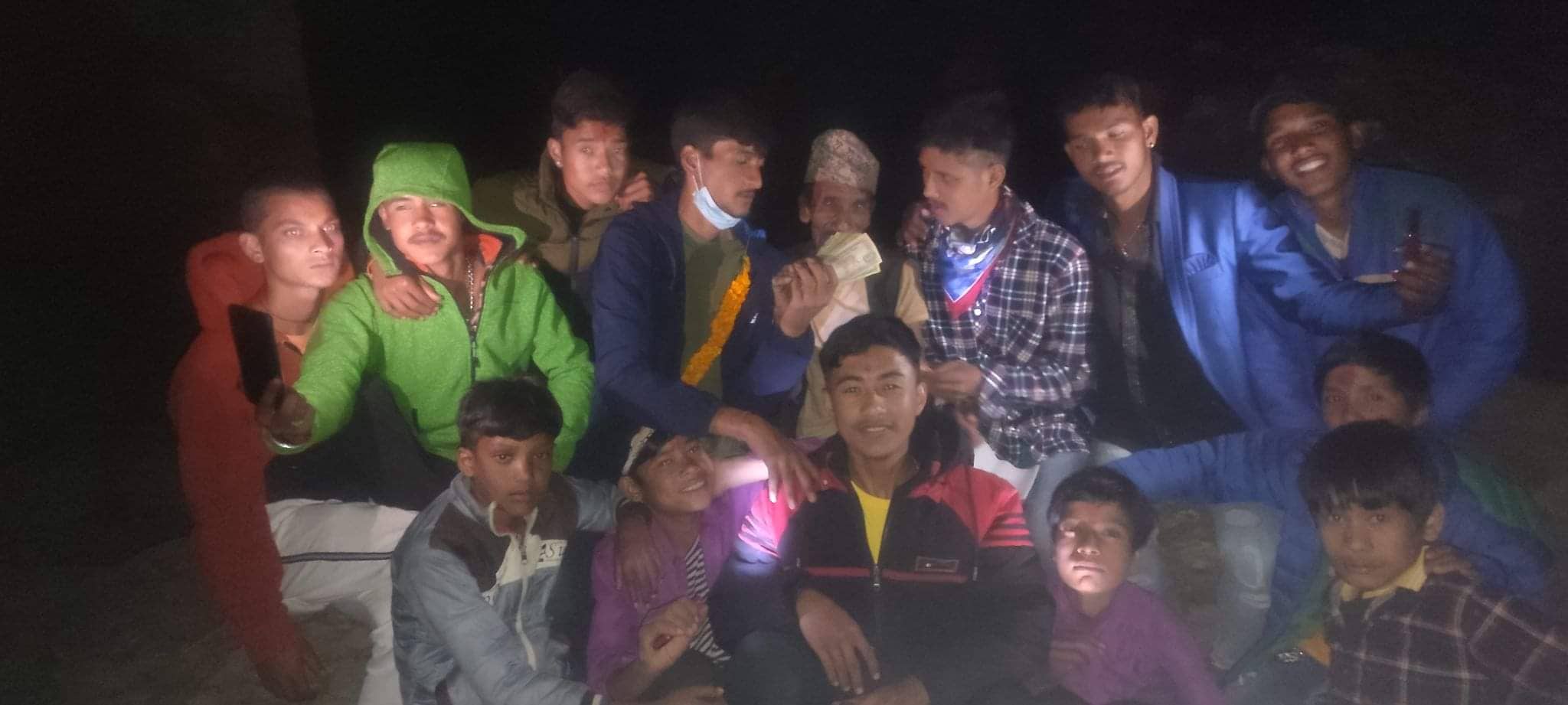 बैतडीमा देउसी भैलो बाट उठाएको रकम आर्थिक अवस्था कमजोर भएका लुहारलाई हस्तान्तरण