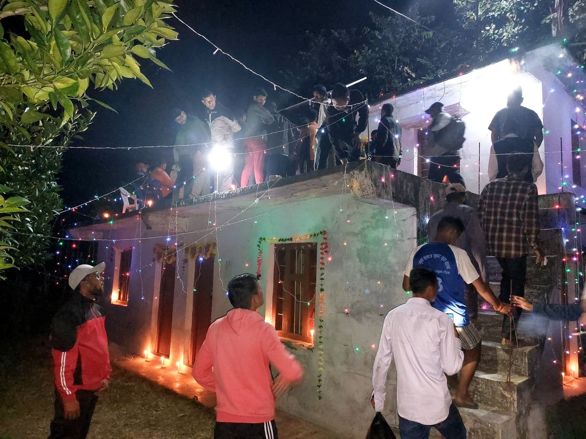 बैतडीको डिलासैनीमा चुनावी वाचा पुरा गर्दै सन्तोष : तिहारको दिन गाउँपालिकामा विजुली बल्यो