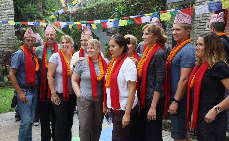 पोखरामा पर्यटकका निधारमा सप्तरङ्गी टीका