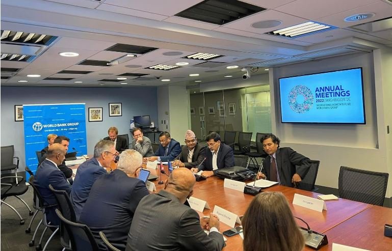 अर्थमन्त्री शर्मा र विश्व बैंकका उपाध्यक्ष मार्टिनबीच भेटघाट