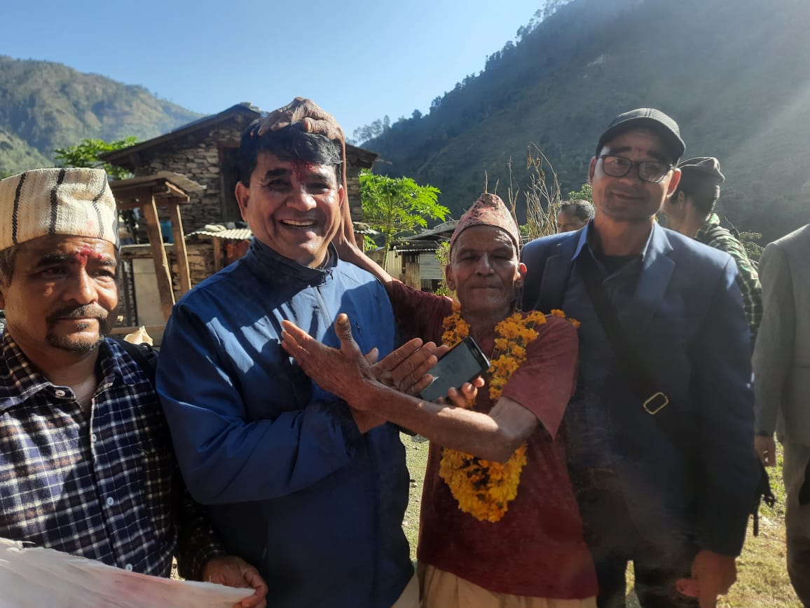 एमालेबाट बैतडी प्रदेश सभा क्षेत्र नं (क)बाट चुनावी प्रतिस्पर्धामा रहेका पाल घरदैलो अभियानमा