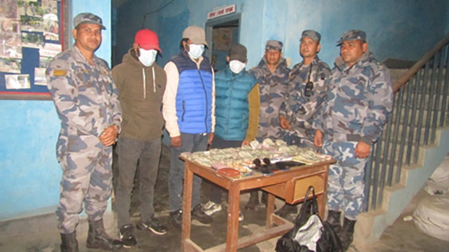 कञ्चनपुरमा १५ लाख भारतीय रुपैयाँ र गरगहनासहित तीन जना पक्राउ