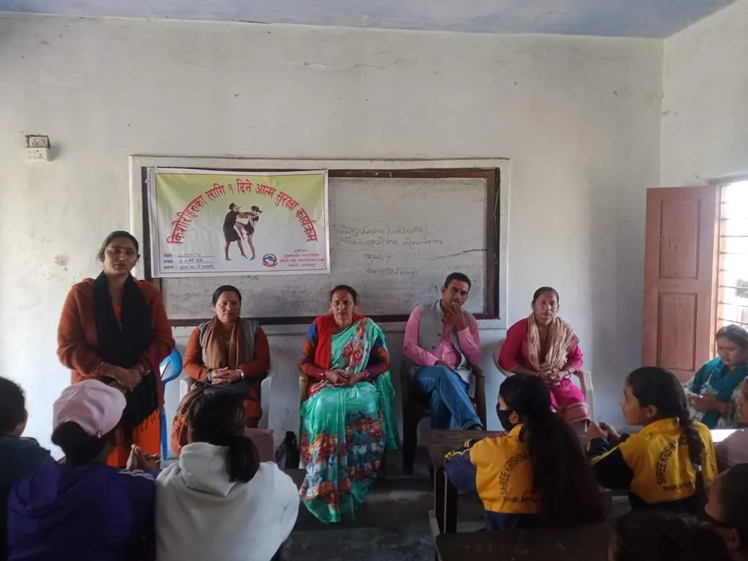 शुक्लाफाँटा नगरपालिकाले किशोरीलाई आत्मरक्षा तालिम दिदैँ